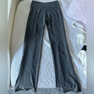 gray lululemon yoga pants